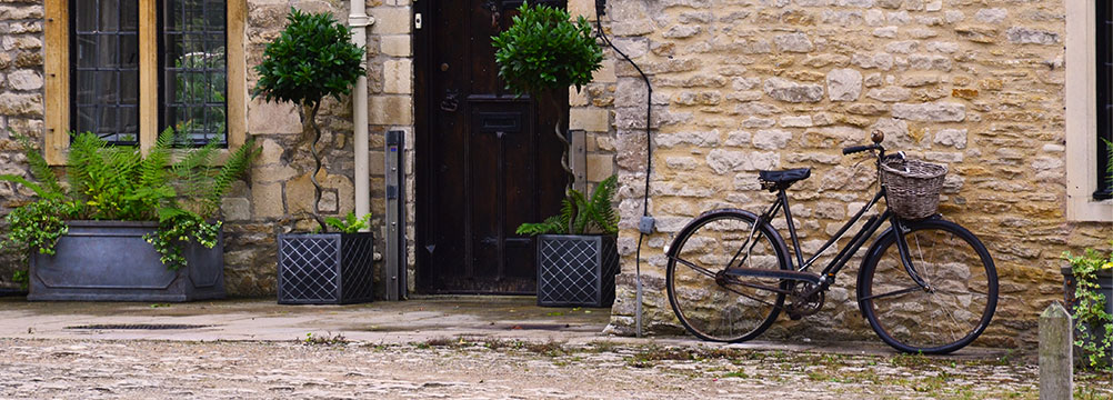 Fahrrad vor historischem Steinhaus – Symbol für individuelle Lebenswege und Neuorientierung