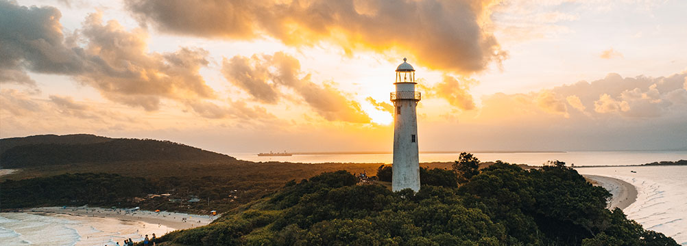 Leuchtturm am Meer bei Sonnenuntergang – Orientierung, Klarheit und neue Perspektiven